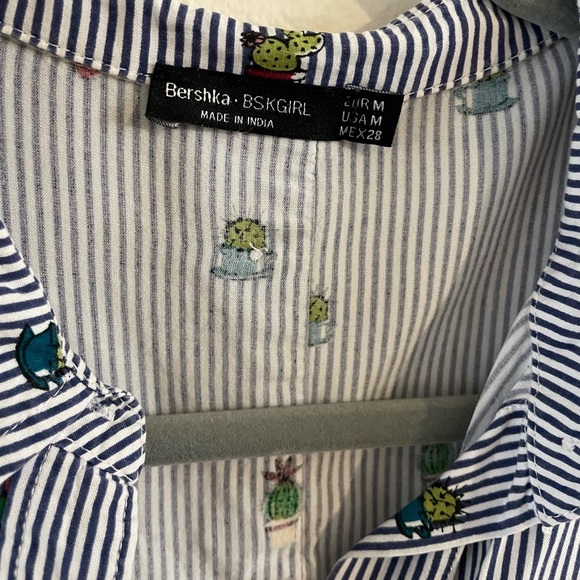 Cute button down 😍 - Picture 3 of 5